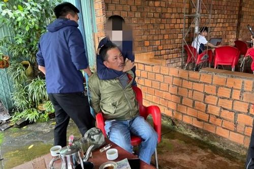 Khởi tố đối tượng ép thương lái thu mua sầu riêng nộp tiền 'bảo kê'