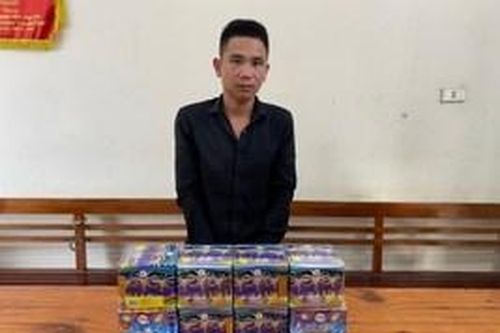Bắt quả tang đối tượng vận chuyển hơn chục kg pháo nổ