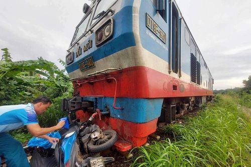 Vượt gác chắn đường ray, đôi nam nữ bị tàu hỏa tông tử vong