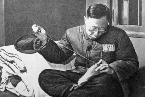 Gặp lại Phổ Nghi khi không còn thân phận Hoàng đế, các thái giám quỳ xuống gọi to 3 chữ khiến ông bật khóc