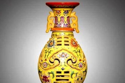 Người đàn ông tự tin mang bình cổ thời Càn Long đi thẩm định, chuyên gia chỉ nói: Anh có muốn nghe sự thật không?