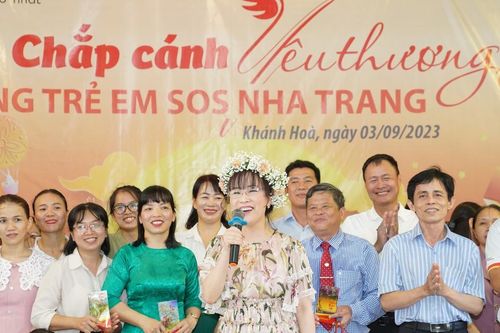 Nữ tỷ phú Nguyễn Thị Phương Thảo bất ngờ thăm các em nhỏ Làng SOS
