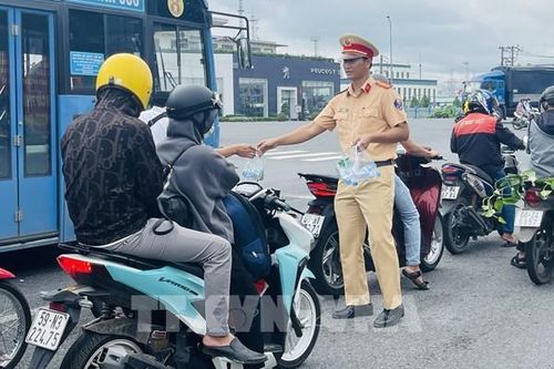Tặng nước, khăn lạnh tiếp sức cho người dân từ quê trở lại thành phố
