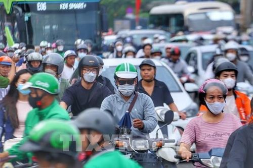 Hết kỳ nghỉ, người dân lỉnh kỉnh đồ đạc, ùn ùn trở về Thủ đô