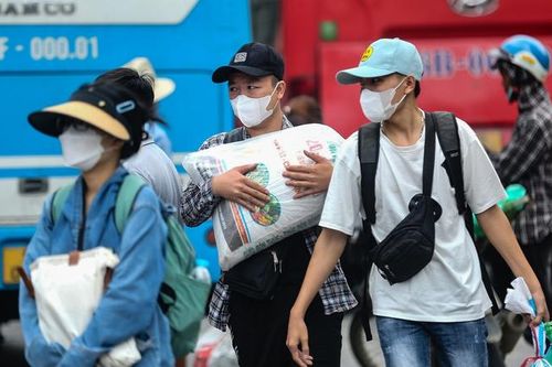 Hà Nội: Bến xe khách nhộn nhịp, người dân lỉnh kỉnh hành lý trở lại sau kì nghỉ lễ 2/9