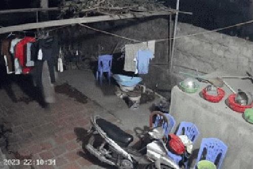 'Hot girl' Bella vào nhà dân, trộm xe máy