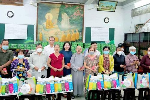 Các tự viện trên địa bàn Q.Bình Thạnh trao quà từ thiện đến bà con