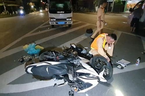 Xe tải bỏ chạy sau khi va chạm với xe máy khiến 2 người bị thương