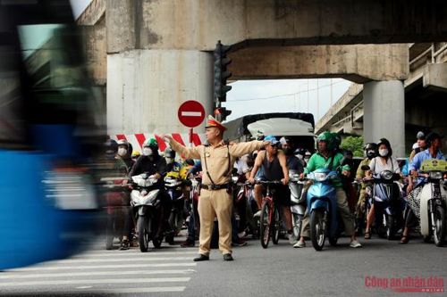 Ngày cuối nghỉ lễ, CSGT Hà Nội chốt trực đảm bảo giao thông đón người dân trở về
