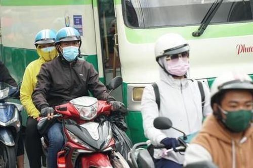 Người dân lỉnh kỉnh đồ đạc trở lại TPHCM làm việc sau lễ Quốc khánh 2/9