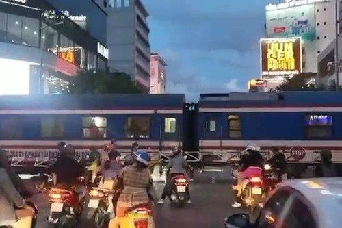 TPHCM: Tàu hỏa dừng chắn ngang đường sau khi tông chết người, giao thông tê liệt