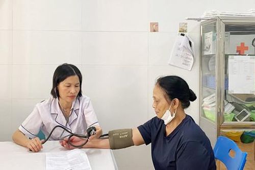 Tận tụy chăm sóc sức khỏe nhân dân