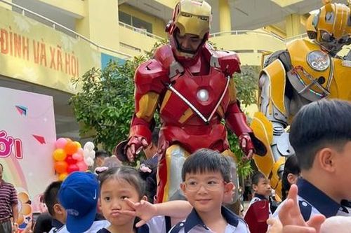 Người Sắt, Bumblebee theo chân tween đến trường dự lễ khai giảng chào năm học mới