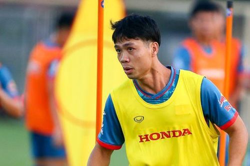 Công Phượng tập 'sung' cùng tuyển Việt Nam khi từ Nhật Bản trở về