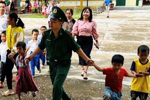 'Chú bộ đội' đến tận nhà đón học sinh đi khai giảng năm học mới