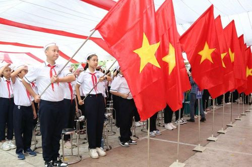 Học sinh cả nước hân hoan đến trường khai giảng năm học mới
