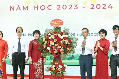 Chủ tịch TP Hà Nội dự khai giảng tại trường THPT chuyên Hà Nội - Amsterdam