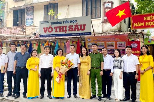 Quận Hoàn Kiếm: Thầy và trò hân hoan đón năm học mới 2023-2024