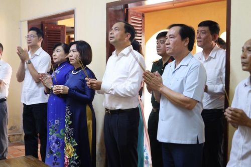 Quận Tây Hồ: Dâng hương tưởng nhớ anh linh Chủ tịch Hồ Chí Minh