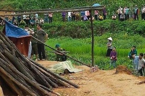 Hòa Bình: Phát hiện 2 vợ chồng trẻ chết bất thường trên đường