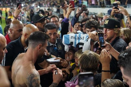 Messi có sức hút như huyền thoại bóng rổ Michael Jordan