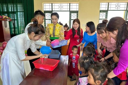 Khai giảng 2023: Toàn huyện vùng cao 'mổ lợn' góp tiền cho giáo dục