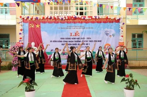 Trao trường đẹp, 'cây cầu hạnh phúc' cho học sinh dân tộc thiểu số trong ngày khai giảng