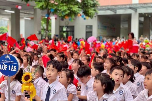 Học sinh cả nước bước vào năm học mới