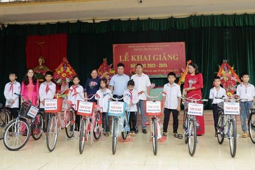 Đồng hành cùng học sinh có hoàn cảnh khó khăn đến trường