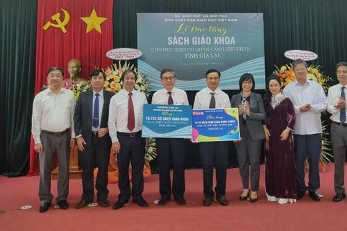 Tặng 18.700 bộ sách giáo khoa cho học sinh nghèo, khó khăn Gia Lai