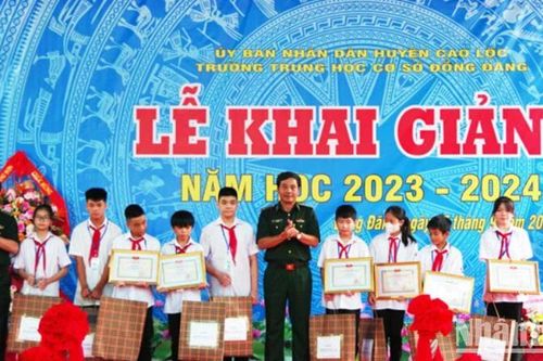 Tặng quà cho học sinh các xã giáp biên ở Lạng Sơn