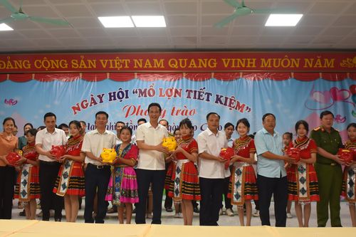 Nậm Pồ 'mổ lợn tiết kiệm' cho thầy, trò ở vùng biên