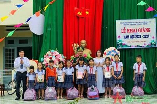 Thêm 325 em học sinh được Bộ đội Biên phòng tỉnh Đắk Lắk hỗ trợ trong dịp năm học mới