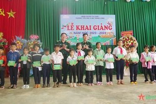 Bộ đội Biên phòng tỉnh Đắk Nông trao hơn 200 suất học bổng tặng học sinh nơi biên giới