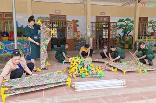 Những 'phụ huynh' mang quân hàm xanh của học trò nghèo nơi biên giới