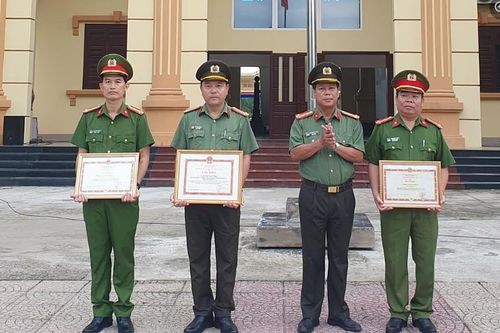 Khen thưởng nhiều cá nhân, đơn vị của CA Quảng Trị