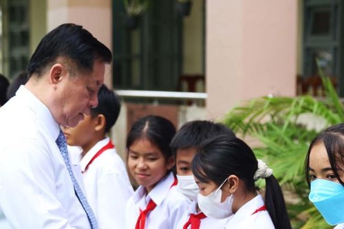 ĐBSCL: Học sinh nhiều nơi đến trường dự lễ khai giảng bằng vỏ lãi