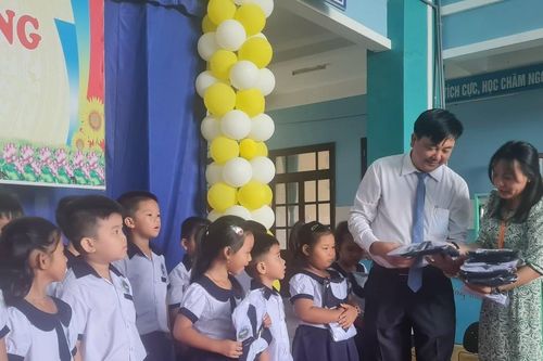 TPHCM: Niềm vui từ những bộ đồng phục mới của học sinh xã đảo
