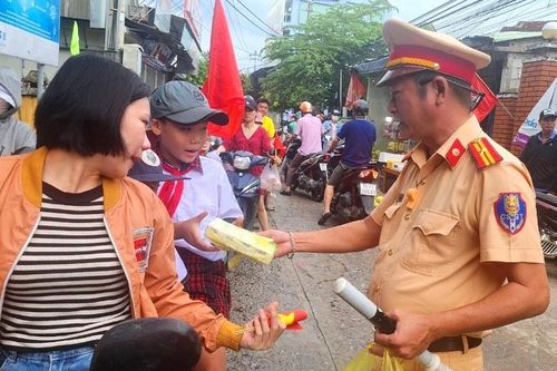 CSGT Thừa Thiên - Huế phát sữa cho học sinh vùng sâu đi khai giảng sớm