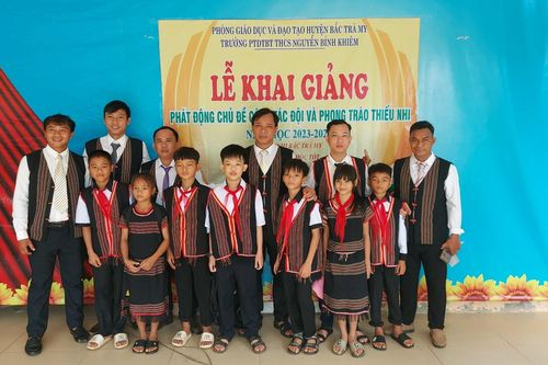 Đậm sắc màu văn hóa ngày khai giảng nơi vùng xa