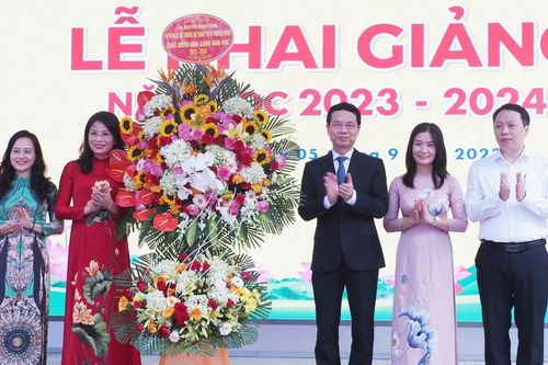 Bộ trưởng Bộ Thông tin và Truyền thông chia vui ngày khai giảng tại Thủ đô