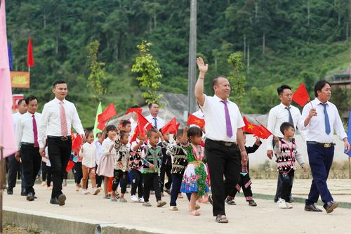 Lễ khai giảng đặc biệt của thầy trò ngôi trường biên giới '5 không'