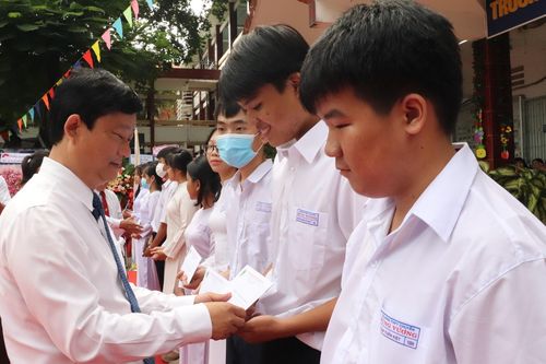 Trao 180 suất học bổng cho học sinh THPT vượt khó dịp khai giảng