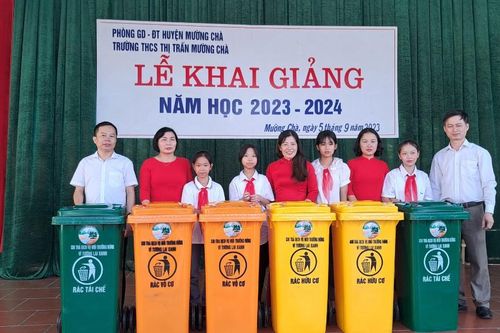 Quỹ Bảo vệ và Phát triển rừng tỉnh Điện Biên trao tặng sản phẩm truyền thông