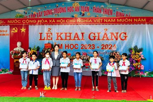 Tiếp sức để học sinh vùng khó vui đến trường