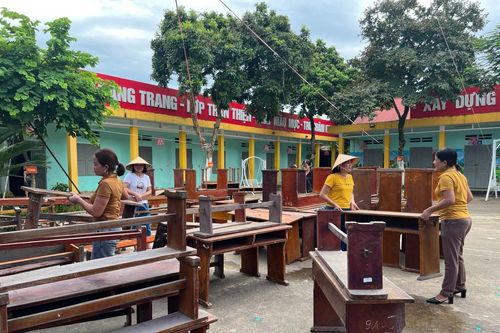 Tặng bàn ghế cho học sinh vùng cao Hà Giang