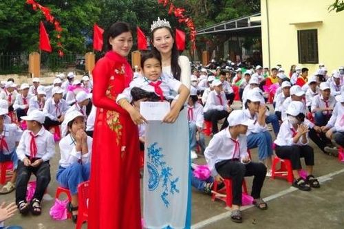 Hoa hậu quốc tế Việt Nhật mừng năm học mới với trẻ khuyết tật