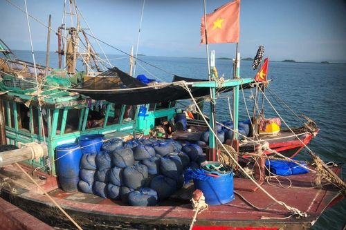 Đồn Biên phòng cửa khẩu cảng Vạn Gia bắt giữ 4 tàu khai thác thủy sản sai vùng
