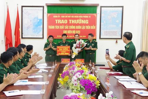 Trao thưởng cho tập thể đạt thành tích xuất sắc trong đấu tranh, phòng chống gian lận thương mại trên biển