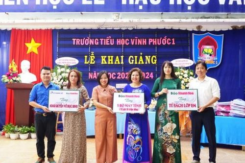 Báo Khánh Hòa trao tặng máy tính, tủ sách, học bổng cho học sinh nhân ngày khai trường